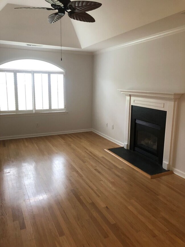 Building Photo - Greenville, 3BD/2.5 plus bonus, 1839SF