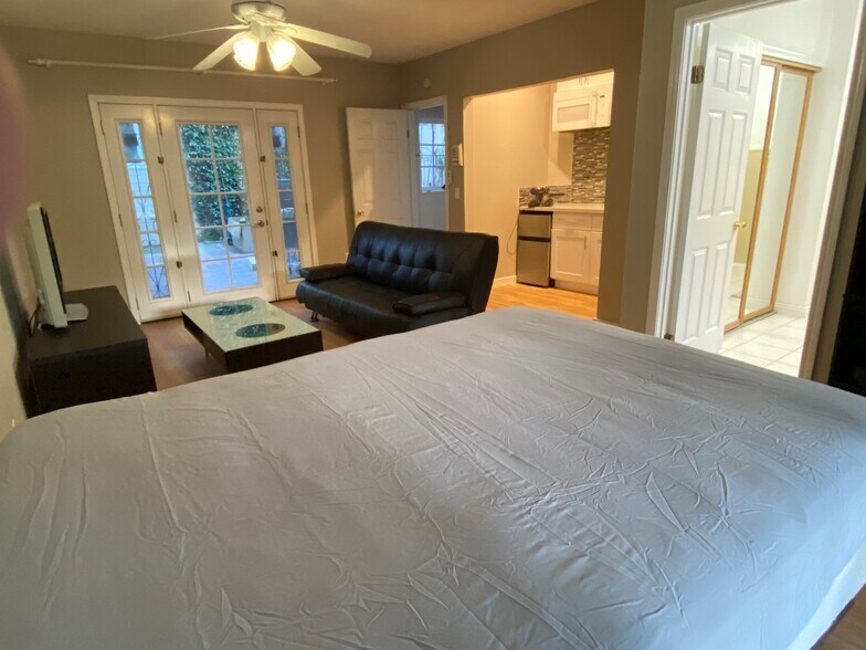 Building Photo - 777 Stephens Avenue