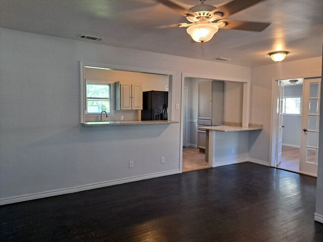 Building Photo - COMING SOON - Beautiful 3/1