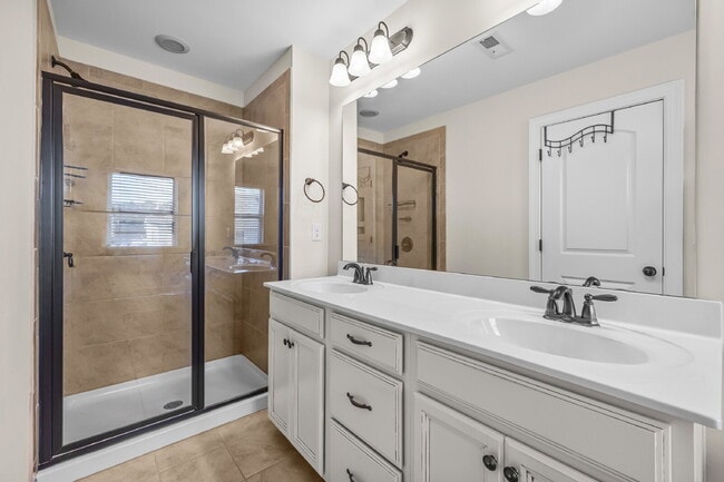 Building Photo - Your Next Home Awaits! 3BR Townhome with G...