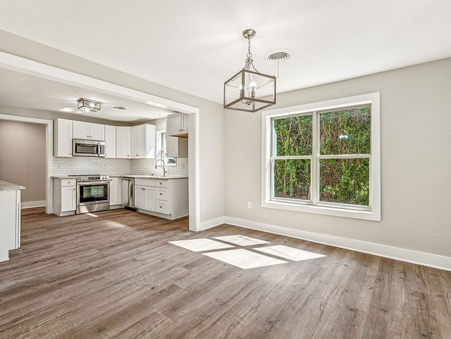 Building Photo - 302 W Collins St