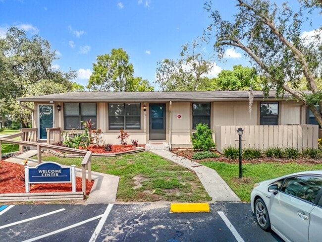 Building Photo - Renovated 2 Bedroom 1 Bathroom Apartment |...