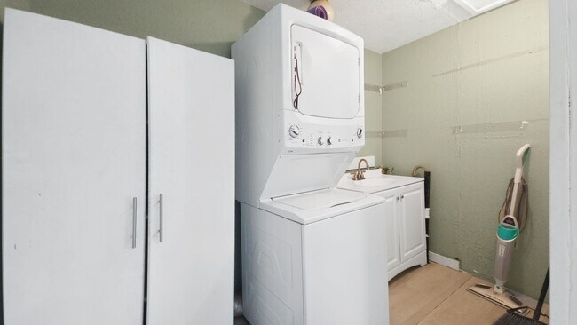 Building Photo - Rambler with Adult Family Home Certification – 3 Bed, 1 Bath + Additional Living Spaces