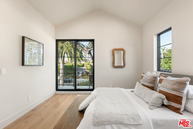 Building Photo - 11748 La Maida St