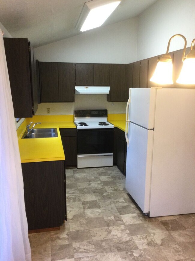 Building Photo - Tracyton Home! 2 Bedrooms with Large Fenced Yard