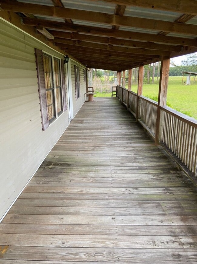 Building Photo - 3 Bedroom, 2 Bath home just outside of Liv...