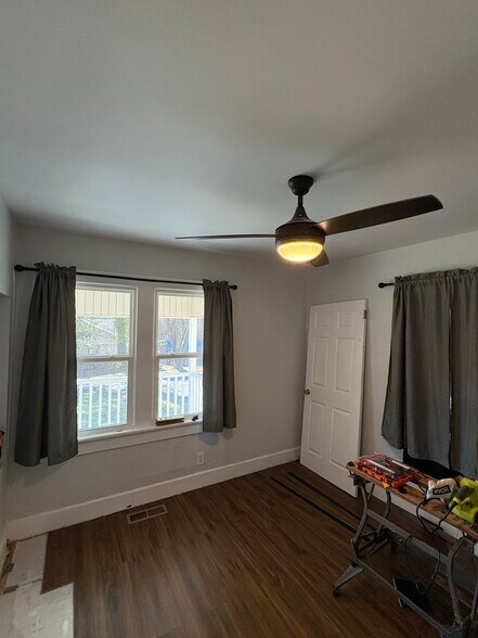 Front bedroom with ceiling fan. - 1509 Layman St