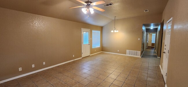 Building Photo - 3 Bedroom / 2 Bath Duplex – Text 201-231-7...