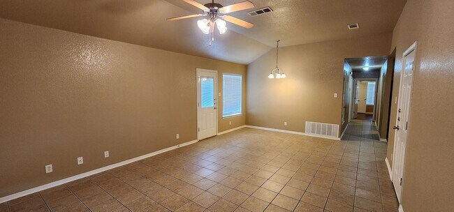 Building Photo - 3 Bedroom / 2 Bath Duplex – Text 201-231-7228 or Call 254-634-7698 for more info
