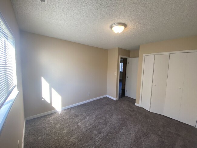 Building Photo - "Charming 2-Bedroom Retreat in Colorado Sp...