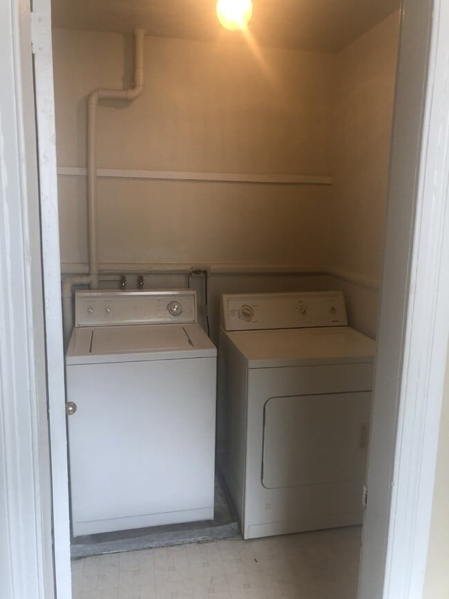 Building Photo - Move in ready!! Charming 4 Bedroom home!!