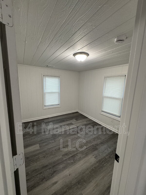 Building Photo - 209 Banks St