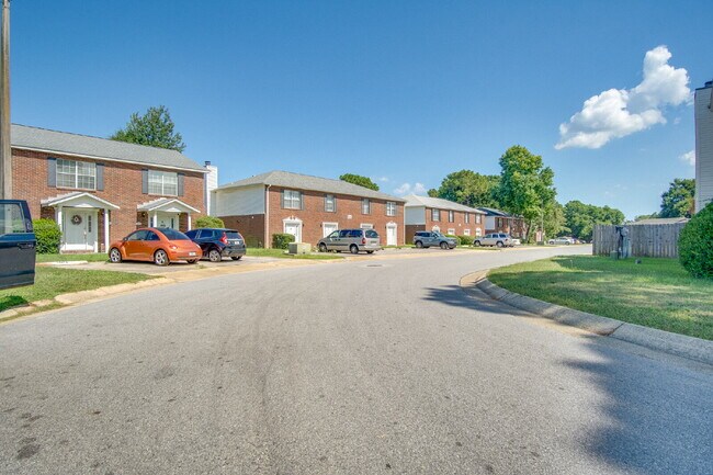 Building Photo - Charming Townhome with Fireplace & Fenced ...