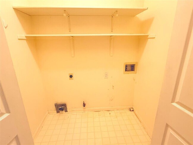 Building Photo - 2438 Falcon Dr