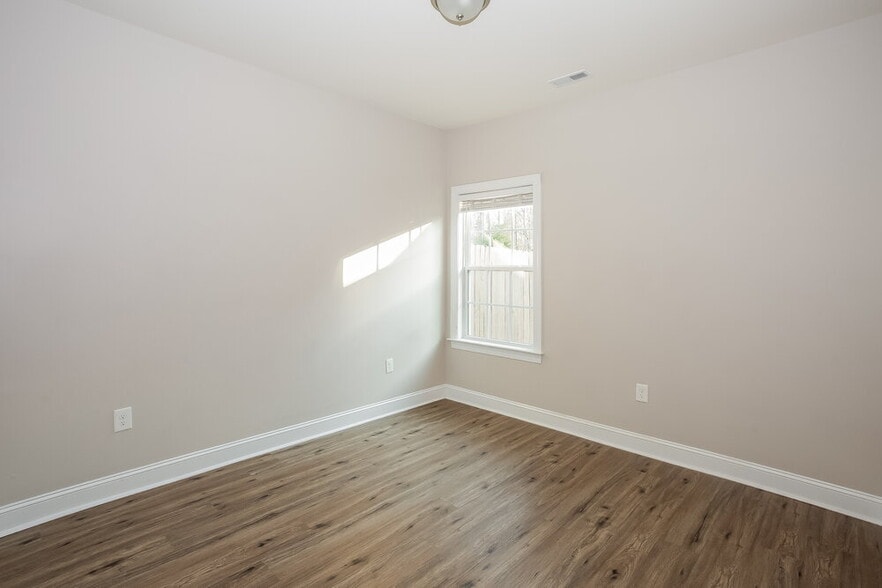 Building Photo - 12884 Hill Pine Rd