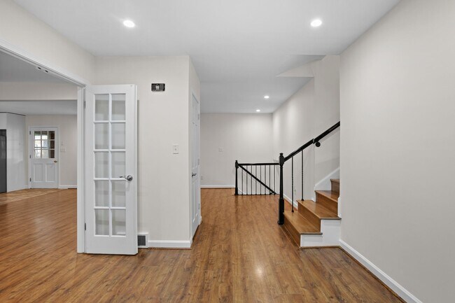 Building Photo - Spacious 4-Bedroom Home with Fenced Yard in Hampton Woods