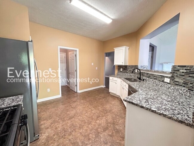 Building Photo - 729 Mountain Laurel Dr