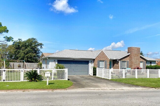 Building Photo - 4035 Woodridge Rd