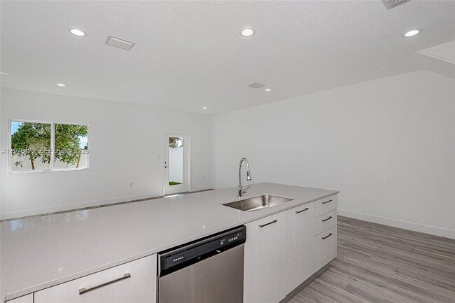 Building Photo - 355 NW 30th Ave