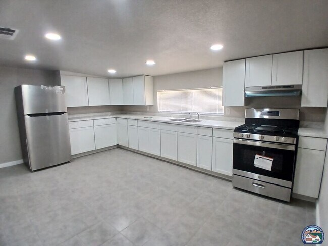 Building Photo - 114 5th St
