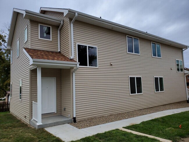 Building Photo - Spacious Three Bedroom!