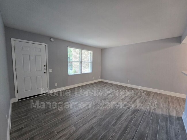 Building Photo - 2504 Manor Cir