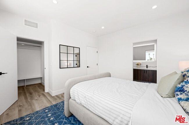 Building Photo - 2015 1/2-1951 Preuss Rd