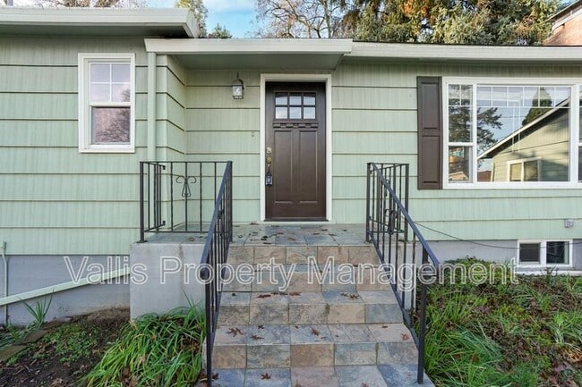 Building Photo - 1025 Terrace Dr NW