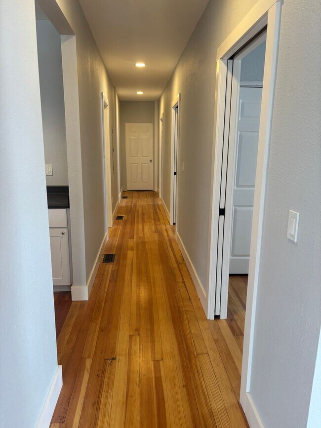 Building Photo - 741 Manitou Ave