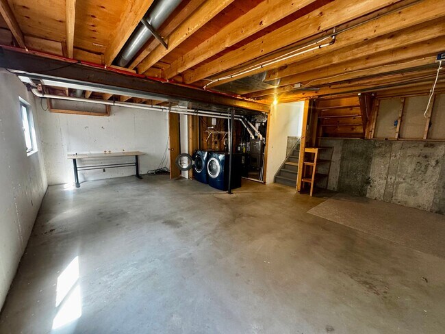 Building Photo - 3 Bedroom Tri-level in Briargate