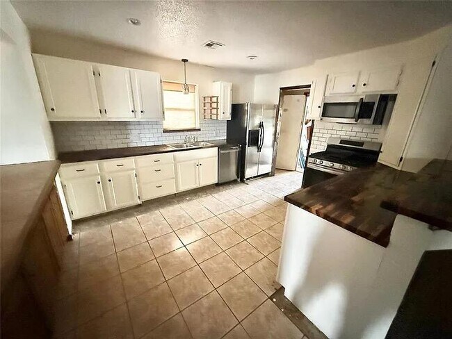 Building Photo - 601 Sky Cir