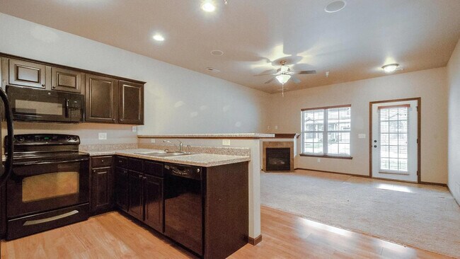 Building Photo - 470 Cambria Dr