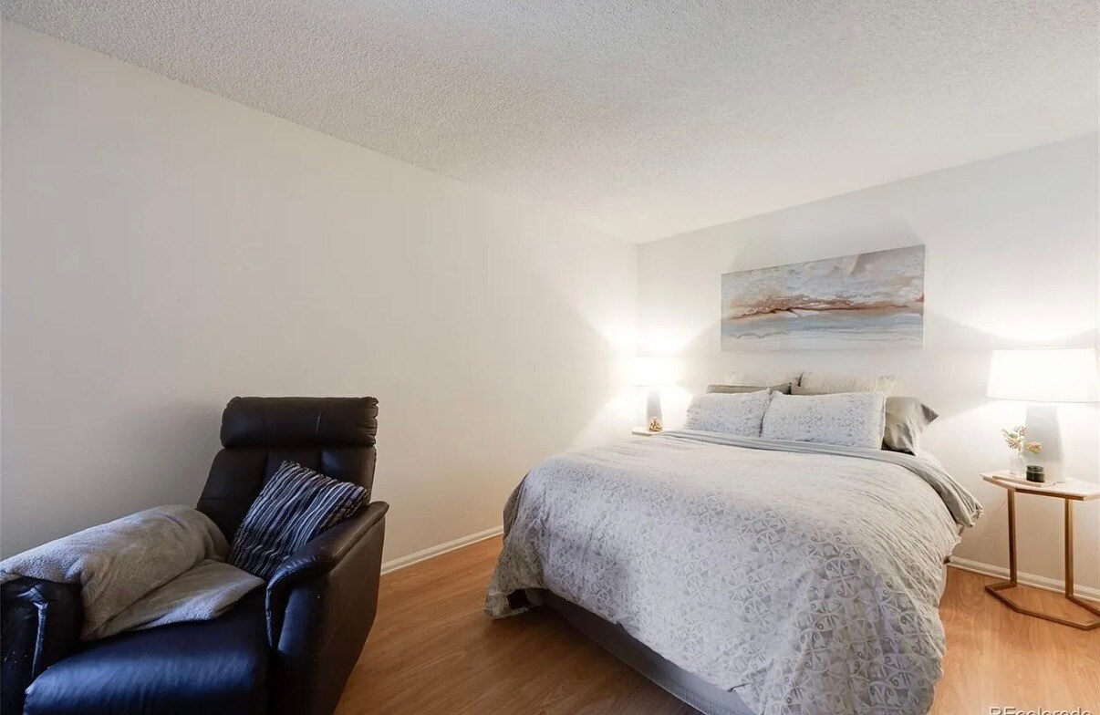 Building Photo - 942 S Dearborn Way