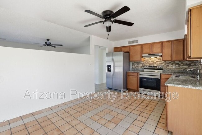 Building Photo - 3635 E Beverly Ln