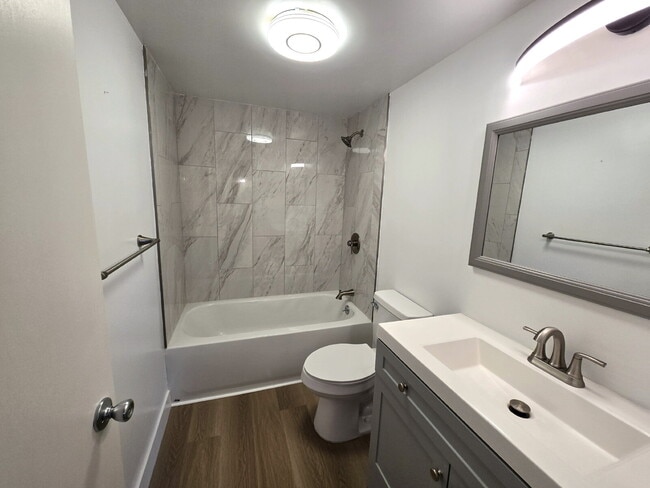 Building Photo - Large 2br/2ba/1pkg Condo near Blaisdell!