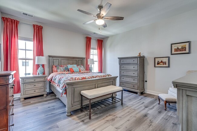 Building Photo - Modern 3 BR Townhome in Village of Towne Square Includes Trash, Cable/internet and Landscaping!