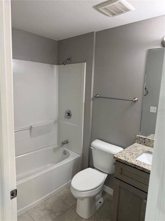 Building Photo - 17097 Thompson Ave