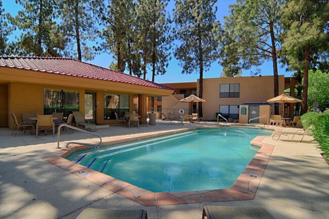 Building Photo - Charming 2 bed 2 bath gated Condo near Bel...