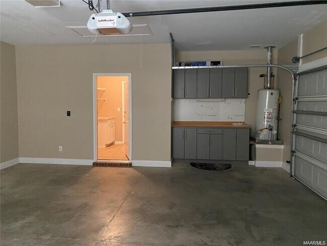 Building Photo - 4/3 in Deer Creek!