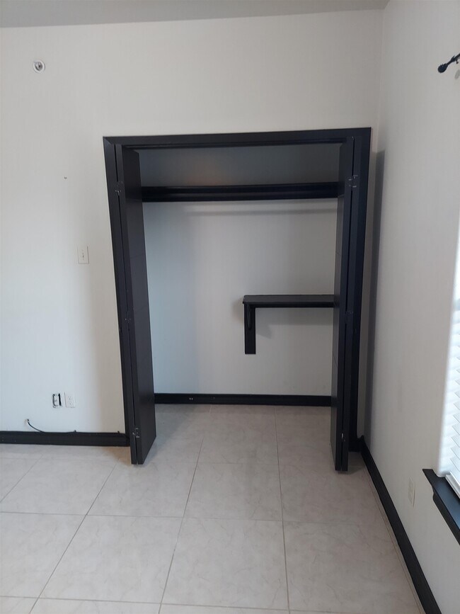 Building Photo - 2701 E Lyon St