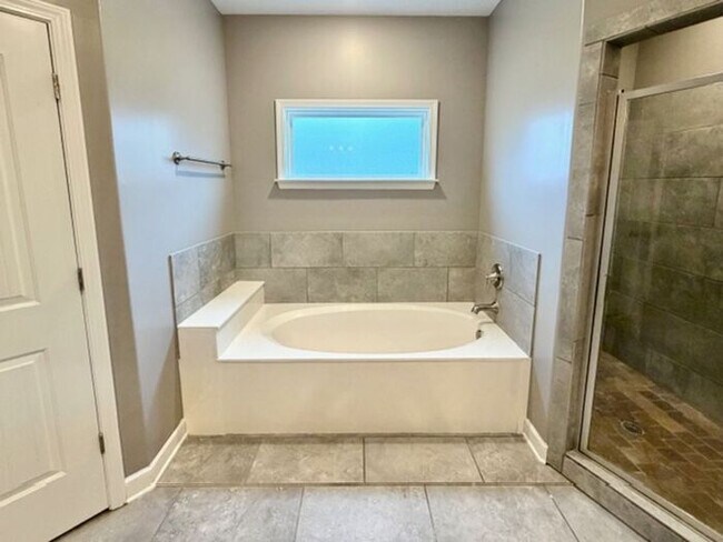 Building Photo - Now Leasing a 4 bedroom 3 bath home in Olive Branch