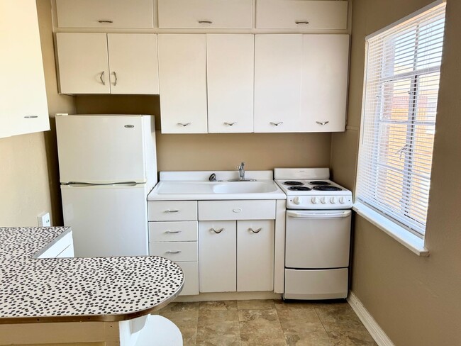 Building Photo - 1-Bedroom, newly remodeled 1-Bath Apartment steps from the Plaza District