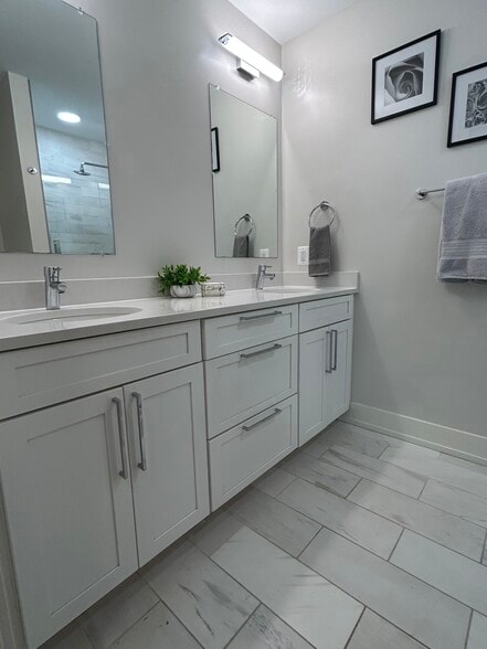 Double vanity - 417 4th St SE
