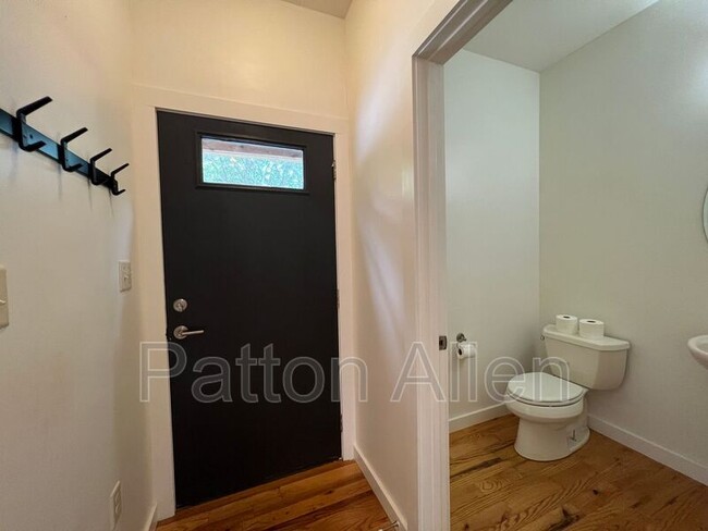 Building Photo - 103 Deaver St