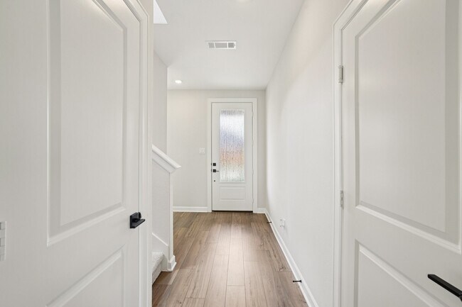 Building Photo - 1006 Whispering Winds Dr