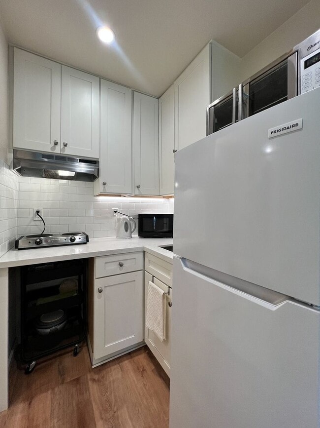 Building Photo - Fully Furnished Updated Studio