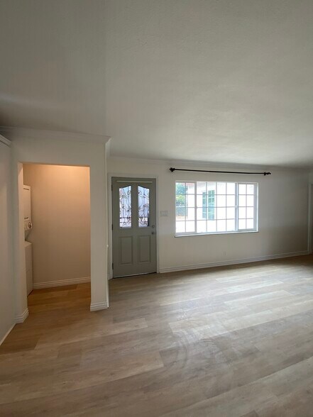 Building Photo - 834 N Parkside Ave