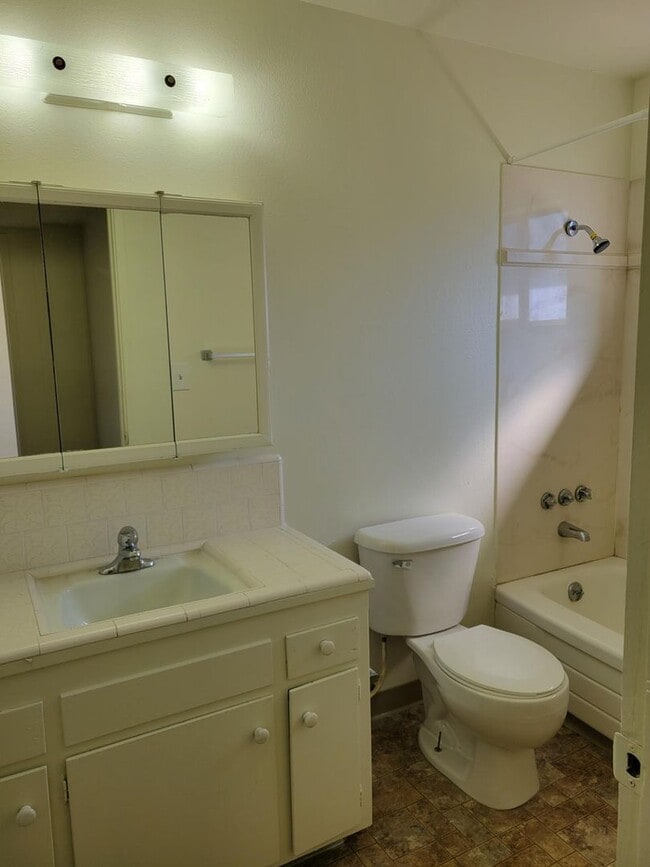 Building Photo - Spacious West Side 4 Bedroom with Large Garage