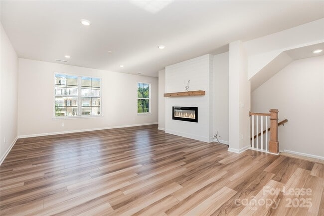 Building Photo - 10114 Hemingway Pl