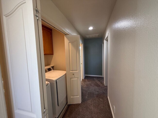 Building Photo - Nicely updated 4-bedroom in Oakdale!